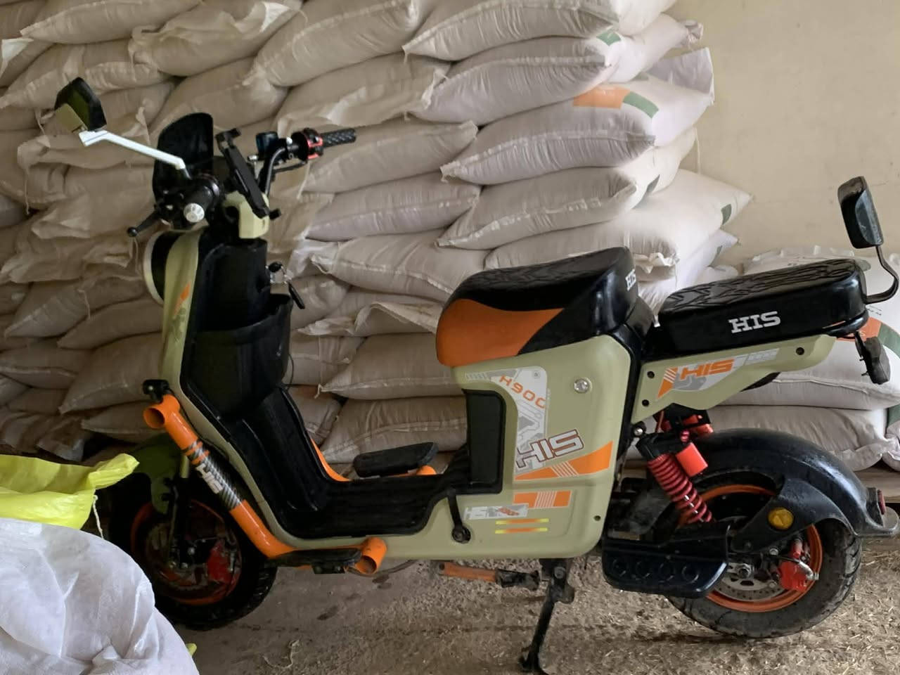 السلام عليكم باسكل شحن H900 موديل 2025 بطاريات جدد صار شهر من شديتهن البيع السعر ٤٠٠ وبي مجال الشراي مكاني ديالى ناحيه العباره الشراي يتصل ***********
