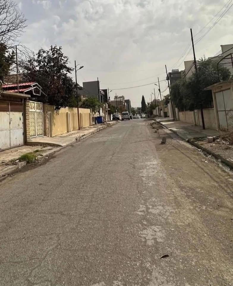 🔥 دار للبيع حي الزهور شارع 6 قريب من الشارع العام🔥  

🏡 فرصة ذهبية للسكن الراقي أو الاستثمار - دار سكني فاخر

📍 الموقع: حي الزهور  
📐 المساحة: 240 متر
📏 الواجهة: 8 متر  
📏 العمق: 30 متر  

🏗️ البناء: تصميم وتنفيذ مكتب هندسي  

✨ تفاصيل الدار:  
🛏️ 6 غرف نوم (2 منها سويت)  
🌿 حديقة + مناورة كبيرة توفر إنارة وتهوية ممتازة  
🚪 مخزن + تواليت خارجي  

🔻 الطابق الأرضي:  
▫️ غرفتين نوم  
▫️ استقبال  
▫️ هول واسع  
▫️ مطبخ خشب إيطالي
▫️ صحيات  

🔻 الطابق الأول:  
▫️ 4 غرف نوم (2 منها سويت)  
▫️ هول  
▫️ صحيات  
▫️ بيتونة كبيرة  

✨ المواصفات:  
▫️ أرضيات بورسلين هندي فاخر  
▫️ سقوف جمسمبورد حديثة  
▫️ شبابيك سلايد ألمنيوم  
▫️سطح كاشي بالكامل
▫️تأسيس الكهرباء بنظام البواري
▫️خط طاقة شمسيه للبيت بالكامل
▫️تبريد البيت بنظام الدكتات
▫️بواري للسبالت لكل البيت 

التعامل مع الشرعي مباشرة

📞 للتواصل: *********** 

📞 للتواصل: ***********
