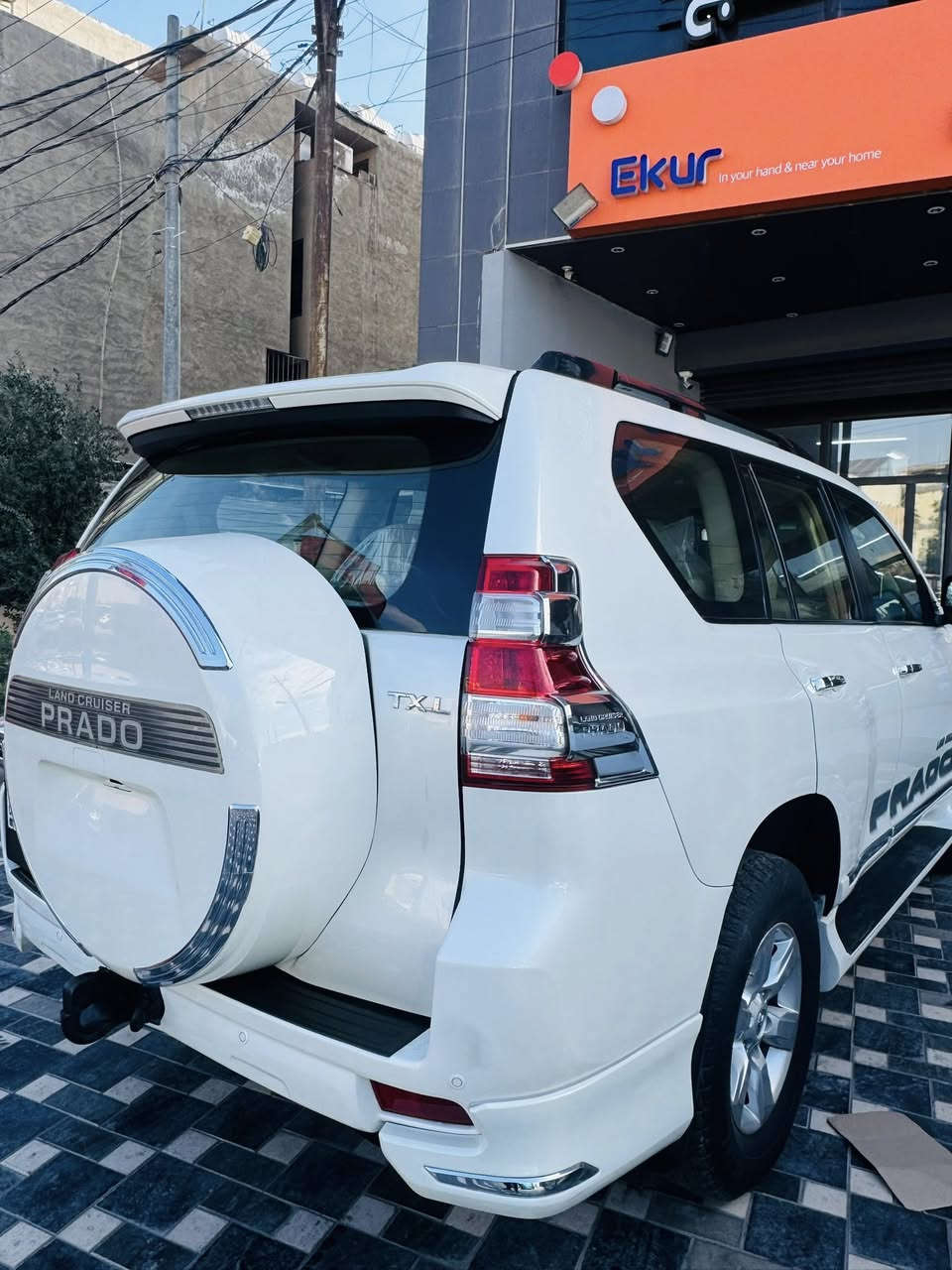 السلام وعليكم ورحمة الله وبركاته 
للبيع تويوتا برادو موديل 2015 TXL كويتية 
فول مواصفات الكويتي اصلية 
دبل تانكي دبل كراسي كهرباء حساسات امامي خلفي كامرة فتحة سقف مري شفط سير تعليق ثلاجة زراك لايت وباقي المواصفات معروفة… ماشية 160 الف حقيقي والسيارة جديدة جداً ولا ملعوب بيها 
مكفولة من الصبغ والتبديل فقط ربع الدعامية الخلفية صبغ وتكحيل كرت بالتكمة لباقي كفالة
رقم بغداد الجديد وتحويل جديد 
للاستفسار / *********** 
السعر 330 وبيها مجال بسيط
