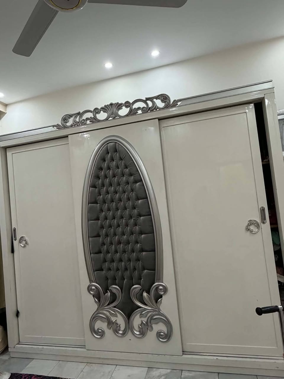 للبيع

غرفة نوم خشب زان فصال تركي مع ملحقاتهه كومدي عدد ٢ ومعلقه ملابس وجزامه 

غرفة اطفال مكونه من سريرين مخزن وكنتور ٤ ابواب وبرده زيبرا 

السعر مليون و٨٠٠ 

العنوان اليرموك


**إذا كنت صاحب هذا الإعلان وتريد حذفه لأي سبب، رجاءا أرسل رسالة إلى الدعم الفني**
