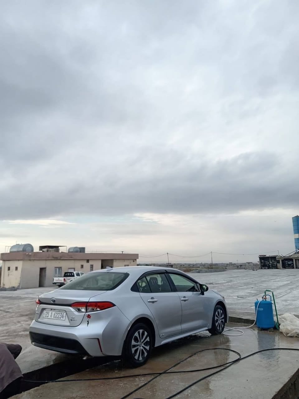 السلام عليكم ورحمة الله وبركاتة سياره كورلا  هايبرد  رقم كركوك موديل  2025 للبيع ماشيه 31 كيلو الضرر ربع البونيد معدل على البارد للأستفسار أكثر اتصل على الرقم التالي... ***********
