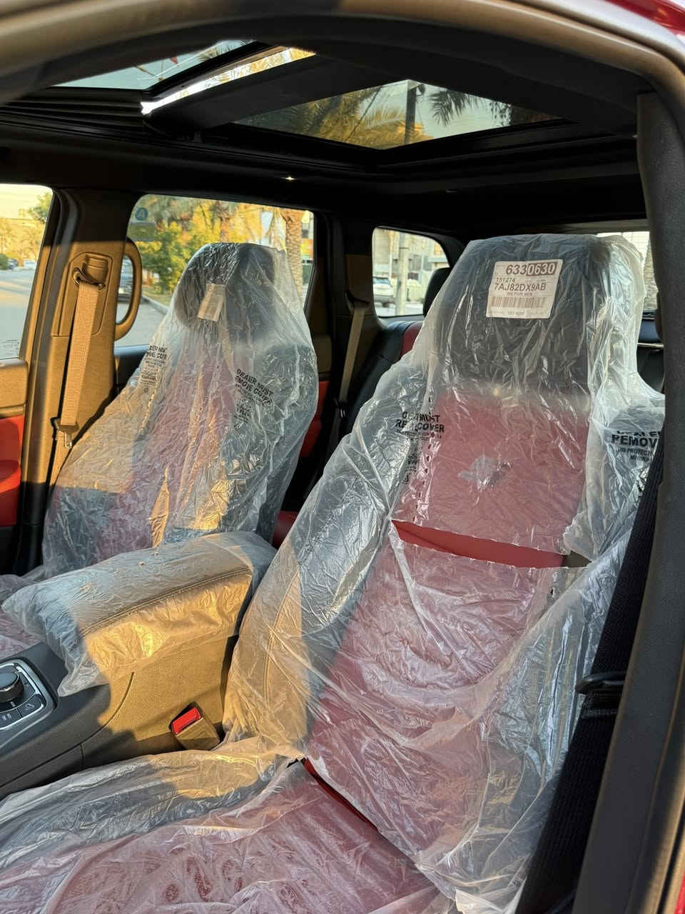 سلام عليكم 
جيب كراند شيروكي فئة ال  S اس ( خـليـجـي ) ام رادار 
‏‎موديل 2022  فول مواصفات وكالة هارلم ام ضمان 
المحرك : V6.  3.6L ‎  
 السياره اخت زيرو 
رقم اربيل الجديد بسمي تحويل ثاني يوم  ؟
سياره مكفوله من الصبغ و التبديل و البارد 
‏‎ ماشيه  12 الف كيلو متر حقيقي شرط فحص 
سياره جديده جدا ارضيات الشركه بل جيس 
سياره جديده استخدم شخصي و قليل 
‏‎ السيارة وكالة  داخل احمر بلادي المرغوب 📍❤️
لون ابيض سياره جديده بمعنى الكلمه 
‏‎* المواصفات :
‏‎*رادار امامي وجانبي 
‏‎* نقطة عمياء .
‏‎*داخل جلد 
‏‎* دفع رباعي 4x4 . 
‏‎* فرش المقاعد من الجلد . 
‏‎*صفي المقاعد الأمامية كهربائية .
‏‎* ذاكرة لحفظ وضعيات الجلوس . 
‏‎* صفي المقاعد الأمامية مع تدفئة . 
‏‎* صف المقاعد الخلفية مع تدفئة . 
‏‎* ويل قياس 20 انج .
‏‎* مقود السائق كهربائي . 
‏‎* تدفئة ستيرن . 
‏‎* سقف بانوراما .
‏‎* شاشه كبيرة 8.4 انج .
‏‎* نظام الملاحة (GPS) . 
‏‎* نظام خاص للطرق الوعرة . 
‏‎* مصابيح امامية زنون . 
‏‎* المصابيح الأمامية مع LED لايت . 
‏‎* كشافات ضباب بروجكتر زنون . 
‏‎* تشغيل عن بعد .
‏‎* صندوق كهربائي .
‏‎*  حساسات أمامية . 
‏‎*  حساسات خلفية .
‏‎* كاميرا خلفية .
‏‎* بخاخ ماء لتنظيف المصابيح الامامية .
‏‎* مرايا بخاصية التعتيم الذاتي . 
‏‎* مرايا جانبية قابلة للطي . 
‏‎* بلوتوث تلفون . 
‏‎* محدد سرعة . 
‏‎* نظام تشغيل واطفاء اوتماتيكي للمحرك للتوفير من صرف الوقود . ( Auto Start System ) .
‏‎* نظام بريك اوتماتيكي ( Auto Break System ) .
السعر 390 ورقه 💲 و بيهه مجال 
و ماكو بهيج سعر شوف السوك 
‏‎للاستفسار اكثر  *********** 
مكاني بغداد 
بيع او مراوس حسب قناعه
