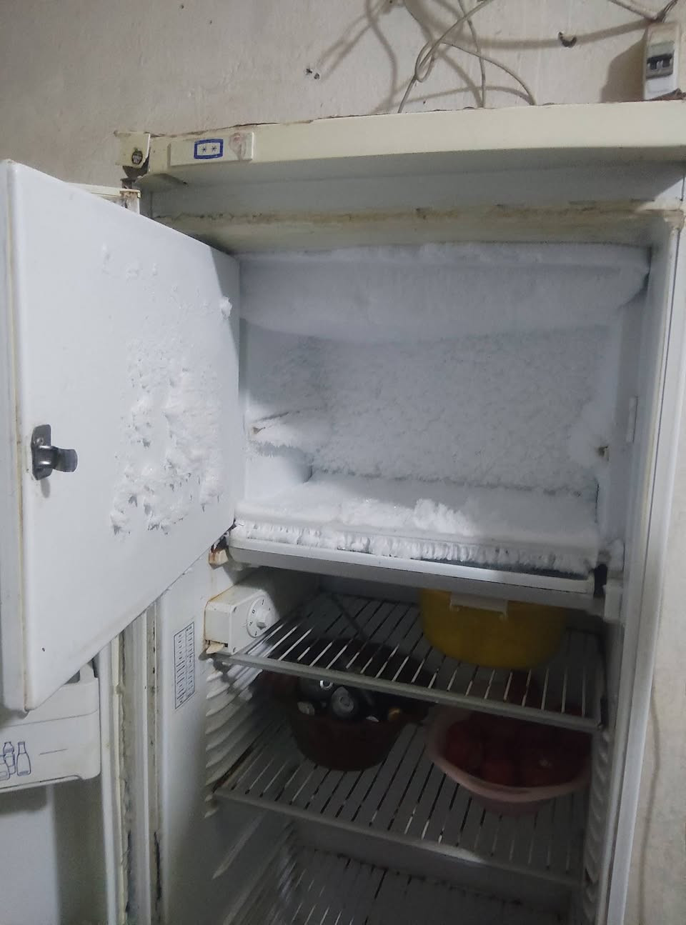 ثلاجه للبيع شرط التجميد مكاني الديوانيه ال حمد ***********
