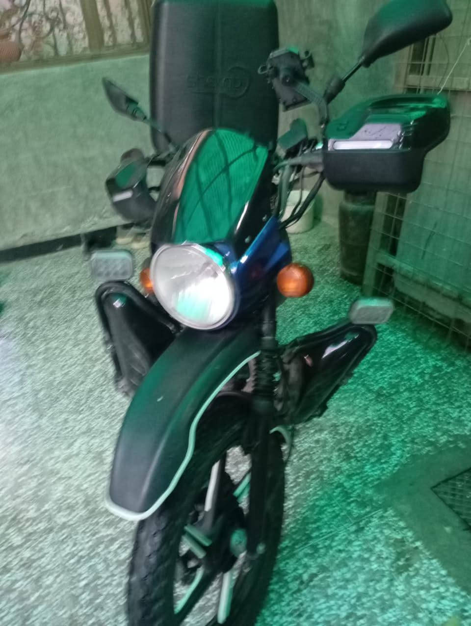 السلام عليكم 
بوكسر موديل 2022 
مرقمه بغداد باسمي دراجه كامله اي نقص مابيها كلها شغاله عليها اضافات بسيطه بلوجكترات درع واقيات ام الاشاير لايت زنون عالي ناصي ثلجي دراجه كامله اي نقص مابيها محرك مفتوح مره وحده شرط تجفيت شركه درجه اوله خرسه متسمعلها حس 
رقم الهاتف ***********
المكان بغداد ام الكبر والغزلان
السعر 1700
