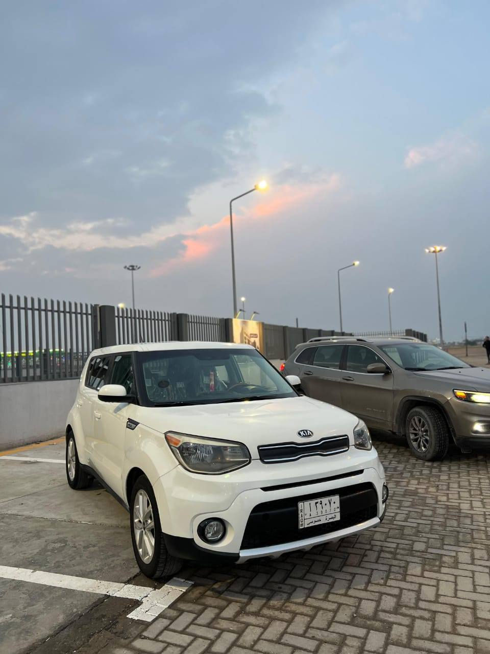 السلام عليكم
كيا صول للبيع 
موديل 2018
وارد امريكي 
محرك 2000
رقم بصره نكليزي 
سنويه ل 30 
تخم تاير 
دوشمه ارضيه
وا كشنات
سياره بسمي
شاشه جبيره 
كامره حساسات
منضومه زنون
السياره بيها اكم قطعه صبغ ابيع حزام 
***********
