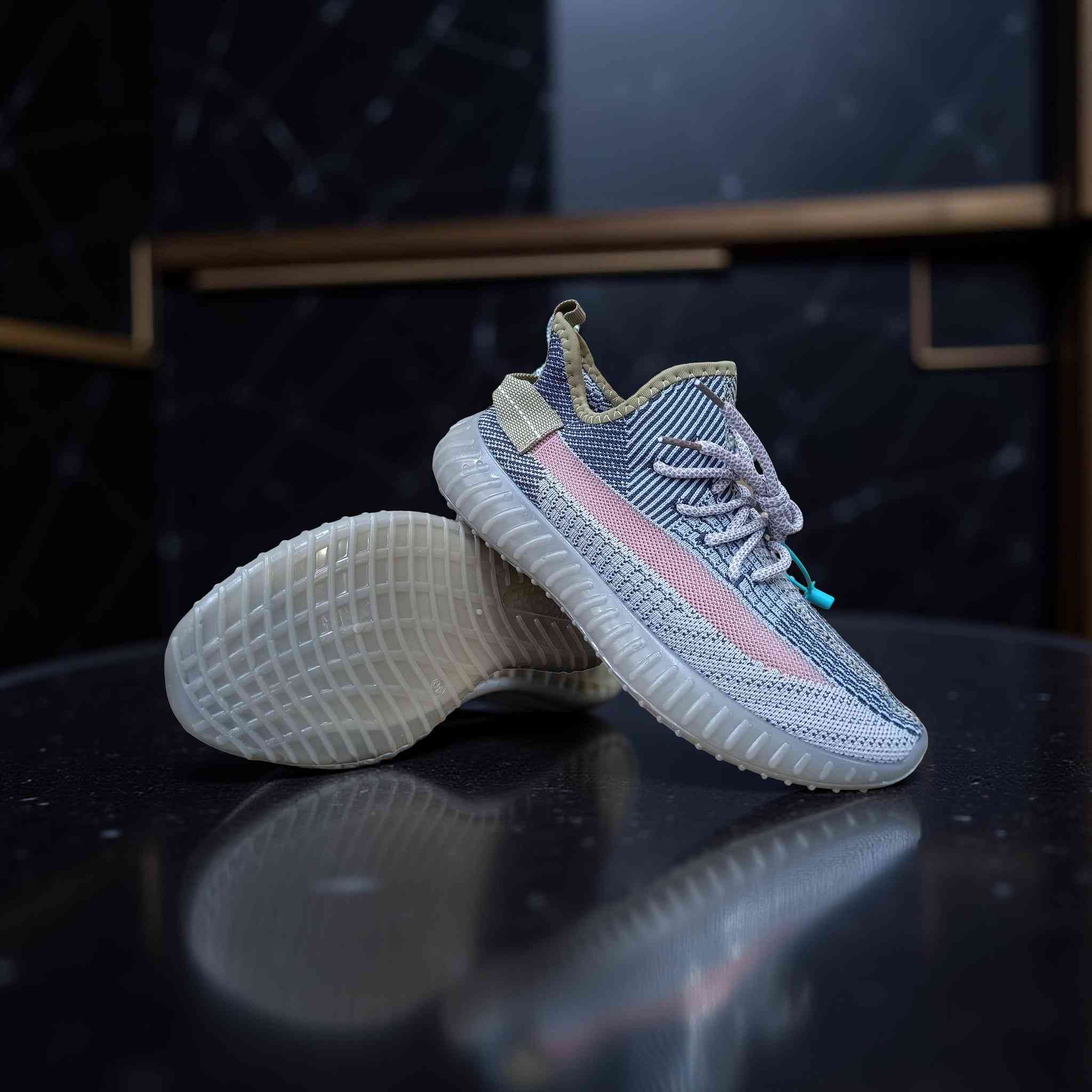 👟 الأناقة والراحة في حذاء واحد!
​استمتع بالمظهر العصري والراحة الفائقة مع هذا الموديل المميز بتصميمه الرياضي الأنيق. صُمم ليكون رفيقك المثالي في المشي، الرياضة، أو حتى مشاويرك اليومية بفضل خفته ومتانته.
​مميزات الموديل:
​تصميم عصري: يتميز بنسيج "بريم نيت" المتنفس لضمان راحة القدم طوال اليوم.
​نعل مرن: يوفر امتصاصاً ممتازاً للصدمات وثباتاً عالياً على مختلف الأسطح.
​الألوان المتوفرة: ( الأسود الملكي 🖤 | الأبيض الناصع 🤍 | البيجي الهادئ 🥯 ).
​القياسات: متوفرة من 40 إلى 44.
​العروض والأسعار:
​💰 سعر القطعة الواحدة: 13,000 دينار فقط.
🔥 عرض خاص: احصل على قطعتين بسعر 25,000 دينار فقط!
​🚚 خدمة التوصيل: متوفرة لجميع محافظات العراق بتكلفة 5,000 دينار فقط.
​للحجز والاستفسار:
​يمكنكم التواصل معنا عبر الاتصال المباشر أو المراسلة واتساب على الأرقام التالية:
📞 ***********
📞 ***********
​📍 العنوان: الأنبار - الصقلاوية - حي الشهداء.
