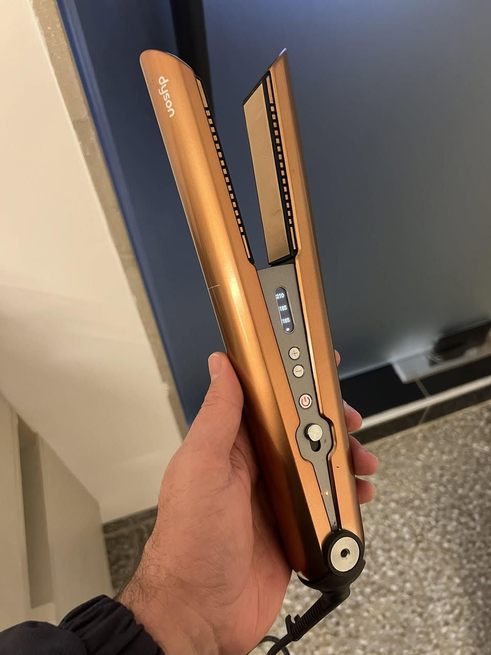 كاوية دايسون شحن نظافة 99% السعر خاص للشراي فقط رجاءاً ليجيني واحد مو شراي.
دايسون (Dyson) باللون النحاسي. تتميز هذه المكواة بمواصفات فريدة مصممة لتقليل تلف الشعر. 
الألواح المرنة: هي مكواة الفرد الوحيدة المزودة بألواح نحاسية مرنة تتشكل لتجميع الشعر، مما يتيح تصفيفًا محسّنًا بحرارة أقل. 
تقليل التلف: بفضل الألواح المرنة، يمكن تحقيق نفس التسريحة بنصف معدل التلف الناتج عن الحرارة، مع تقليل التجعد والشعر المتطاير. 
لاسلكية ومحمولة: توفر تجربة تصفيف لاسلكية تدوم حتى 30 دقيقة بنفس قوة الأداء الحراري للجهاز السلكي. كما أنها جاهزة للسفر بفضل الجهد الكهربائي العالمي وميزة جاهزية السفر. 
تحكم ذكي بالحرارة: تقيس درجة الحرارة 100 مرة في الثانية للحفاظ على ثباتها. 
شاشة OLED: تعرض مستوى شحن البطارية وإعداد درجة الحرارة وحالة الشحن أثناء الاستخدام. 
إيقاف تلقائي: يتوقف تشغيل الجهاز بعد 10 دقائق من عدم الاستخدام لمزيد من الأمان وراحة البال.


**إذا كنت صاحب هذا الإعلان وتريد حذفه لأي سبب، رجاءا أرسل رسالة إلى الدعم الفني**