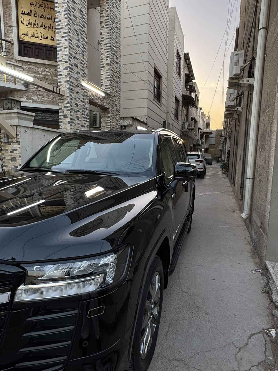 لاندكروزر ساز 2024بلاك اديشن
* ⁠الفئة:BLACK.EDITION.LIMITED / GXR ام ضمان
* العداد 53 km
* ⁠ضمان تويوتا العراق ساز شاشات تطبيق
سياره مغلفة بالكامل 
* رقم أربيل بأسمي
* اللون : اسود
* محرك 4000 تنفس طبيعي V6
* عدتها مال الشركه بالكامل موجوده 
* بصمة تشغيل عن بعد
* بصمات ابواب 
* اناره خارجيه ترحيبيه مع انارة ارضيه شعار لاندكروزر بلاك
* ⁠شاشة دجتل 
* ⁠4 كامرات (360 درجة)
* فتحة سقف (سلايت)
*كشنات جلد بيجي
* كراسي كهرباء
* ثلاجة وسطية
* جنطة كهرباء 
* ⁠شاحن وايرليس
* ⁠حساس امامي خلفي 
* ⁠مري طي كهرباء 
* وباقي مواصفات (GXR)LIMITED .BLACK 

مكان السيارة 
 بغداد الاعظميه …سنويه باسمي تحويل ثاني يوم
رقم صاحب السيارة :***********
السياره نظيفه جدا جدا  بعدها بحاله الوكاله  

🔴 غير متواجد ع الفيس مكلف بالنشر فقط 
*********** للاستفسار
