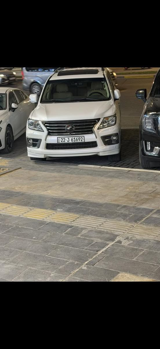 لكزس للبيع 2014 

المواصفات معروفه
 
مكانهه البصره 

الضرر الي بيهه موجود بلصوره 

اي استفسار الاتصال على الرقم اني مكلف بلنشر

***********
