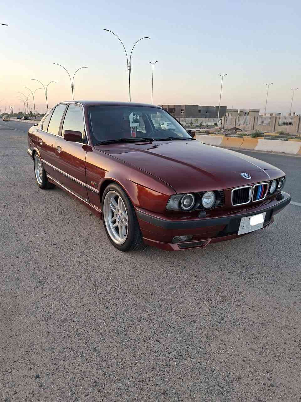 اسلام عليكم BMW موديل 1990 بجم عريض 525 اصل بليته وسنويه مسكر عدله اوتماتيك رقم بغداد سنويه لغايه 28 كير ومكينه جدد حداديه جديده تبريد ثلج كهربائيات كله شغاله تخم تاير جديد ويل M دوس شنايزر ترايش ومطريات مختم M سنتر لوك ريمون السياره جاهزه علخير مابيه اي نقص السياره مكفوله من ضربه وتبديل صبغ جماليه فقط السعر 70 مكاني كربلاء للستفسار الاتصال برقم ***********
