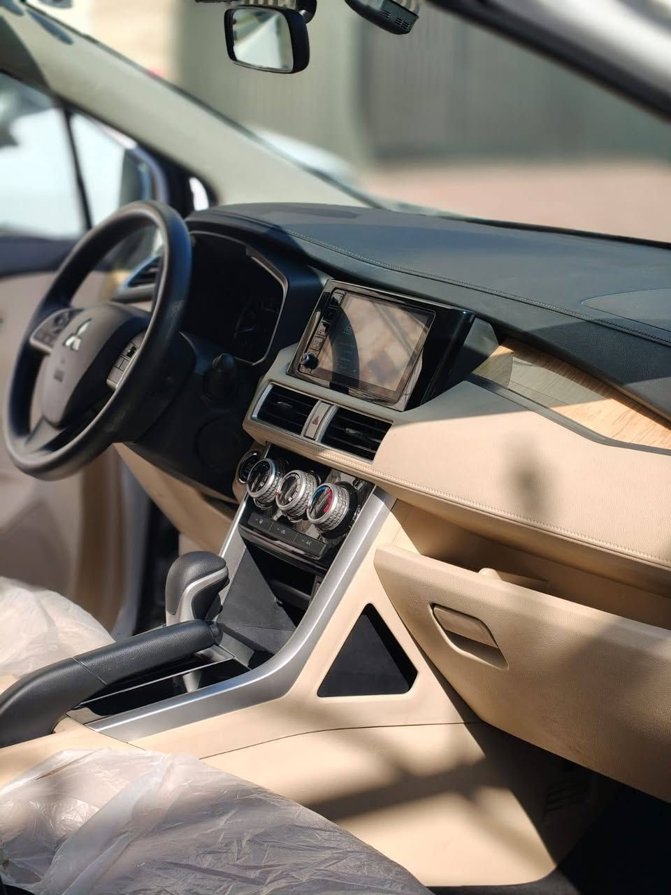 مسيوبيشي اكسباندر خليجي مكفوله بعدهه زيرو ماشيه ٩٠٠٠ الف فول عدا الفتحه ٧ راكب السعر ١٦٣ وبيهه مجال *********** بسمي تحويل مباشر
