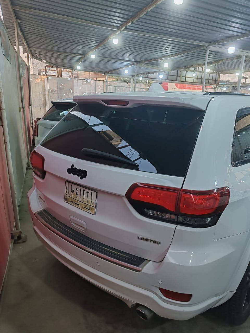 للبيع | جيب جراند شيروكي Black Top موديل 2021
🚗 الموديل: 2021
🎨 الفئة: Black Top
⚪ اللون: أبيض
📏 المسافة المقطوعة: 17,000 ميل فقط(حقيقي) 
💵 السعر المطلوب: 24,000 دولار
المواصفات: ✅ محرك 3.6 لتر (V6)
✅ ناقل حركة أوتوماتيك
✅ دفع رباعي (4×4)
✅ جنوط سوداء Black Top
✅ شاشة لمس ونظام معلومات وترفيه
✅ كاميرا خلفية وحساسات
✅ مقاعد جلد
✅ تشغيل بصمة (Keyless Start)
✅ تكييف ثنائي المناطق
✅ إضاءة LED
✅ فتحة سق
✨ السيارة بحالة ممتازة جداً، استخدام خفيف، جاهزة ولا تحتاج أي مصروف.
📍 الموقع: بغداد/ كراده 
📞 للاستفسار والمراسلة على الخاص أو الاتصال.
‏‪***********‬‏
