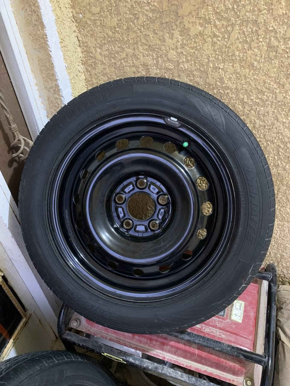 سلام عليكم تخم ويل وتاير جدد كلش نضيفات مستخدمات اقل الشهرين حجم ١٦ يرهمن جميع السيارات النتره سيراتو فورتي كورله مكان بغداد المحموديه سعر ٢٢٥ وبيهن مجال *********** بي واتساب
