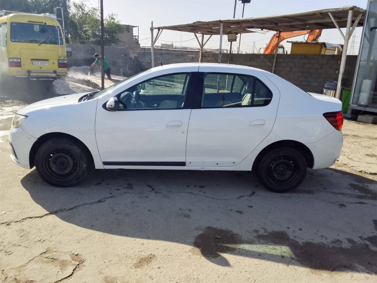 سلام عليكم لبيع فقط
رينو سنبل مديل 21
سيارة كفالة عامة 
بيهة مكانين علة كد شبر بارد فقط 
ملاحضة سيارة مال شركة 8تشهر وتنفك 
وكبل تحويل سعر السيارة (75)بيهة مجال 
عنوان بغداد الدورة رقم صاحب السيارة ***********
