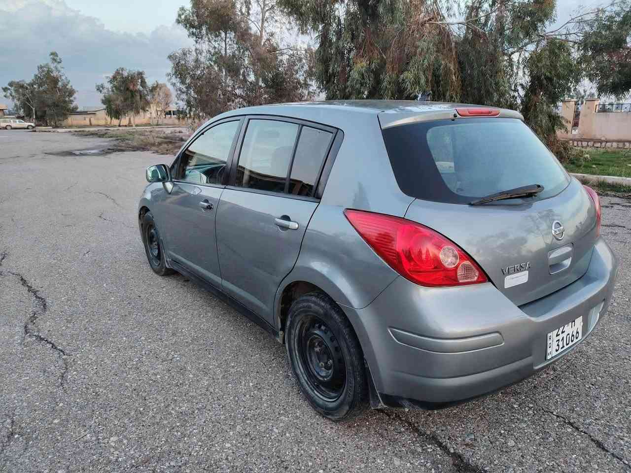 ڤێرسا مۆدێل ٢٠١٢ دوو پارچە و پەلەیەک بۆیاخە بێ ناوگرتن سەیارەکە توند و تۆلە سەیارەیەکی جوانە کالبو نەوەی نیە ڕەقەم و سەنەوی نوێیە تاکو ٢٠٢٩ تەحویل و خرامە بەشەرتە گێر و مەکینە بە شەرتە 
نرخ ٨٠
ژ.م *********** كويسينجاك, أربيل
