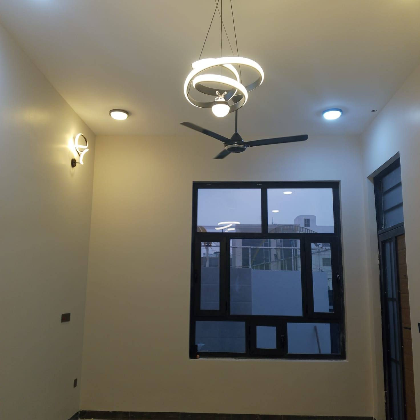 السلام عليكم صباغ متفرغ حاليآ اشتغل صبغ خارج واجهيات وداخل تصليح رطوبه جلي حياطين شغل نضيف موجود كادر كامل راسلني ودلل *********** متوفر واتساب
