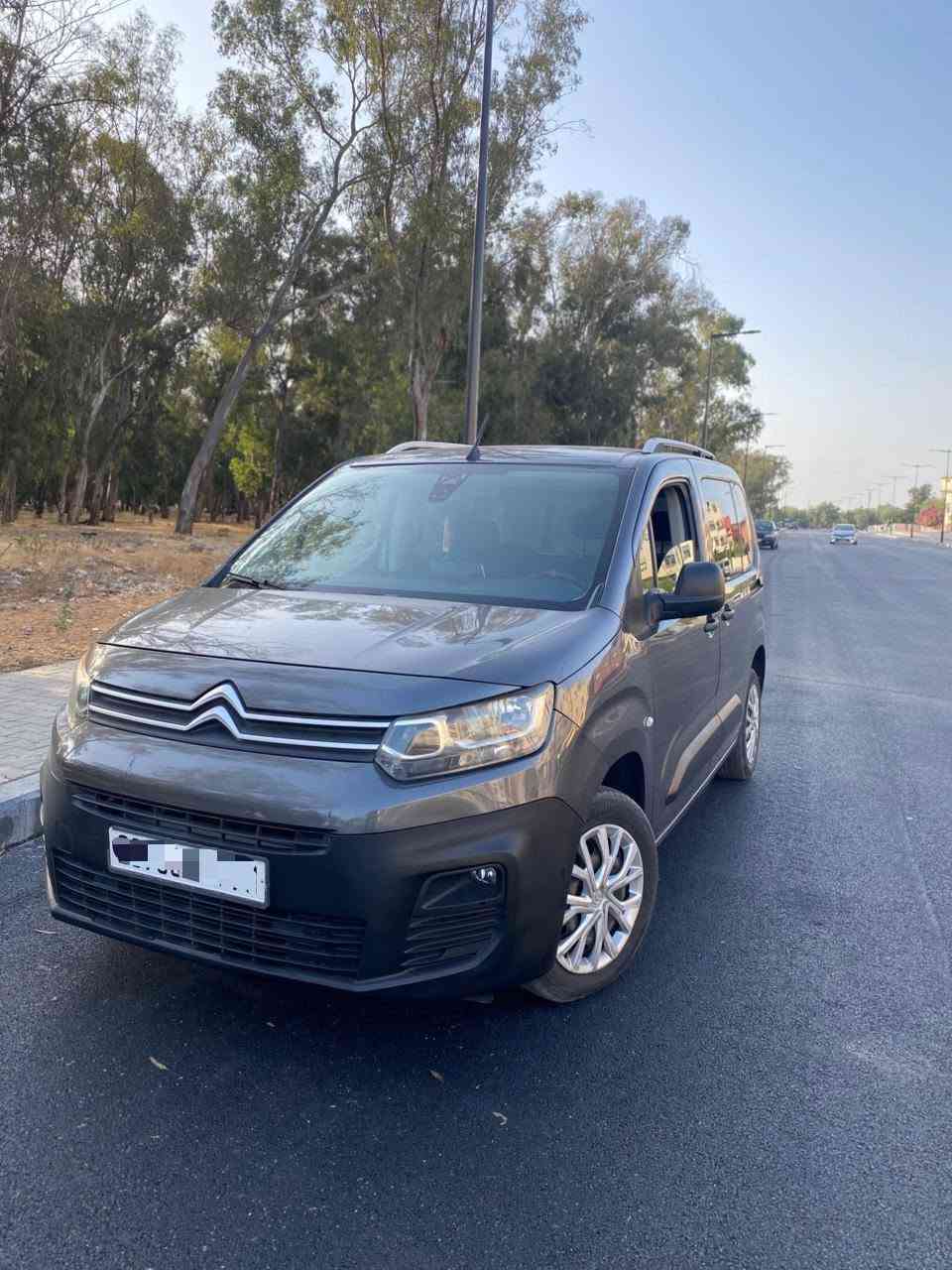 بسم الله توكلنا على الله 
🚗 Citroën Berlingo Diesel
📅 Modèle 2021
📍 Kénitra
✅ Kilométrage : 83.000 km
✅ Climatisation
✅ Régulateur et limiteur de vitesse
✅ Écran tactile
✅ Double porte coulissante
✅ Jamais accidenté
✅ Peinture d’origine
💰 Prix : 165.000 DH
📞 Contact : 0677751222
Voiture propre et bien entretenue, prête à prendre la route. Première main, idéale pour usage personnel ou professionnel.


**إذا كنت صاحب هذا الإعلان وتريد حذفه لأي سبب، رجاءا أرسل رسالة إلى الدعم الفني**