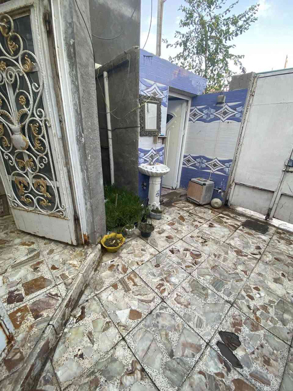 السلام عليكم 
#بيت للبيع بالجربوعية الاولى قرب ابو علي البصرواي خلف الشارع العام قرب حسينية الامام الرضا مساحة البيت 100 م بناء 2016 كونكريت مسلح يتكون البيت من براني ومطبخ وصالة وغرفة جوة وغرفة فوك 
للاستفسار:***********
