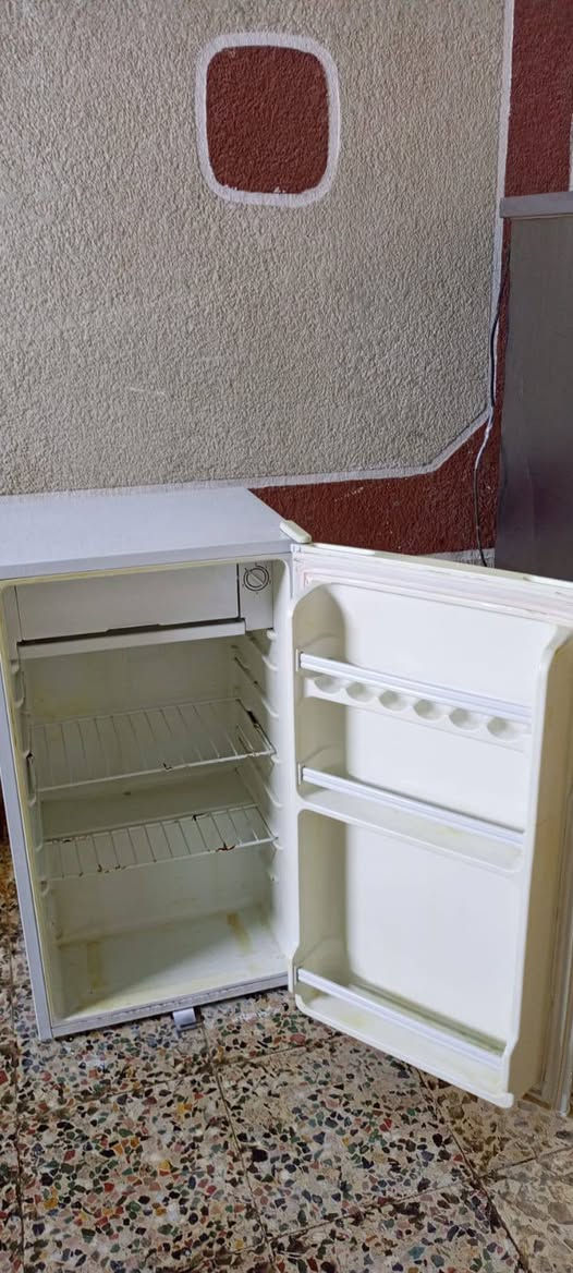 ثلاجه للبيع شغاله شرط الشغل بلاد السعر 75 ابيها مجال عنوان بصره حيانيه دور الشرطه رقم الهاتف***********
