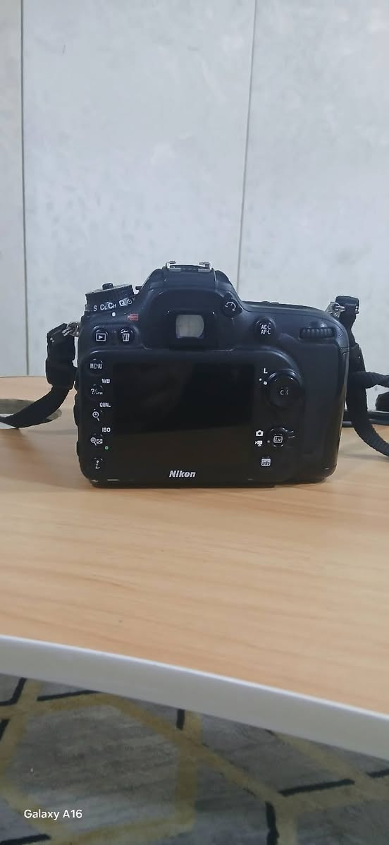 سلام عليكم
كامره نيكون للبيع  d7200 
مالحقاته 
عدسه 18_140+ بطاريه+
رام 32+شاحنه+جنطه +حزام كتف  

سعر 600.     نضيفه 100%
مكاني بغداد.  توصيل موجود    ***********
