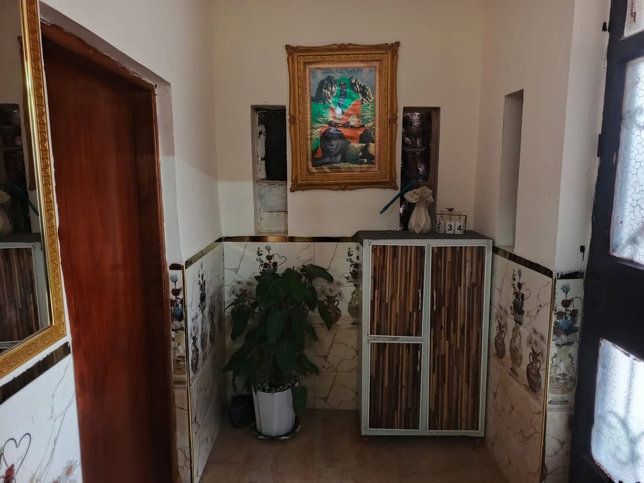 بيت للبيع ٢٢٠ متر واجهه ١١ ونزال ٢٠ طابقين بناء كلاسك 
كراج  يسع سيارتين مدخلين  استقبال ومطبخ وحولي 
وصحيات وغرفه وترك داير البيت 
طابق ثاني غرفتين وصحيات وسطحين 
البيت ركن على شارعين عرض شارع ١٠ متر 
الموقع الغزالية نهاية شارع الضغط 
للاستفسار 
***********
***********
***********
او زيارة مكتب المشجر للعقار مقابيل محطة الوقود
