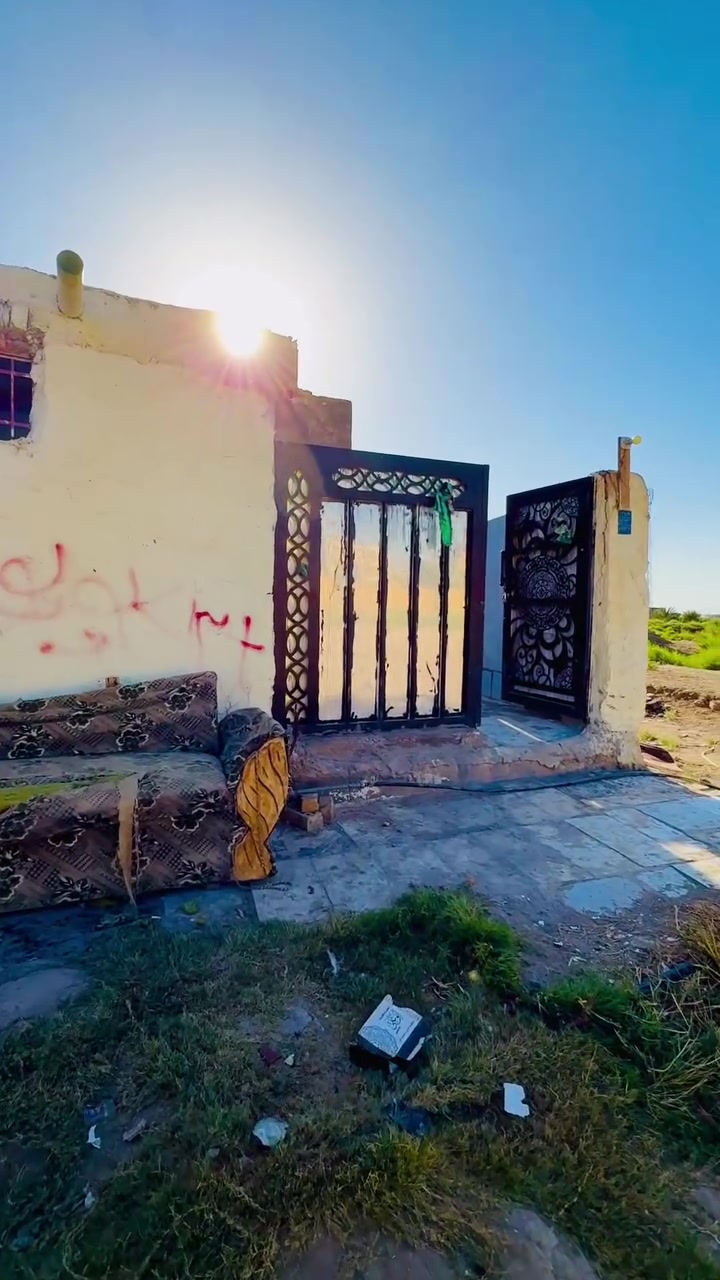 مشتمل طابقين 100 متر غرفتين +كلدور+صاله +مجمع صحيات الموقع حي الصدرين خلف العمارات السكنيه 
السعر 27 مليون بيه مجال  ***********
