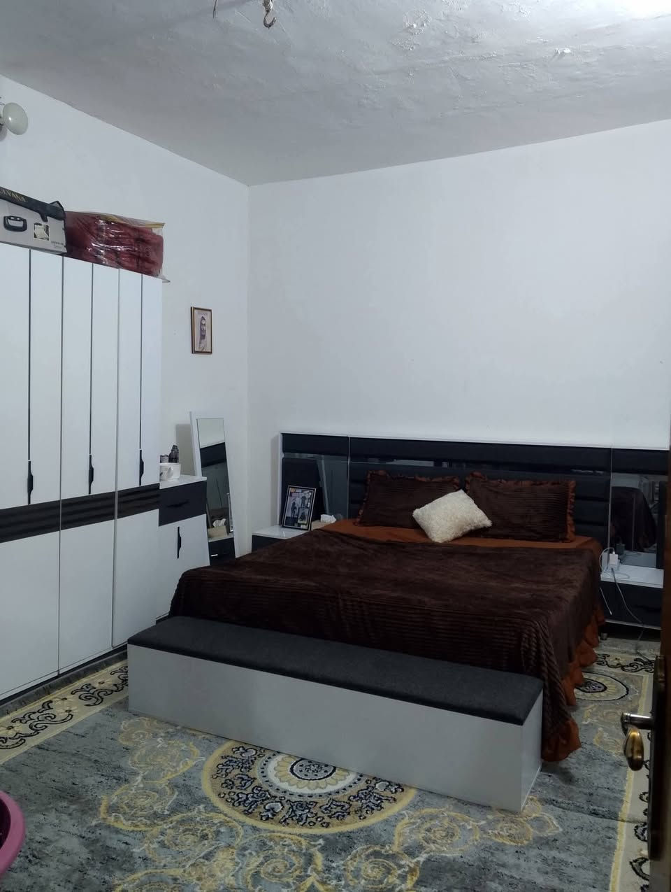 بيت للبيع في حي الوفاء المساحة 200 متر قرب محطة وقود الوفاء بي 4 غرف نوم استقبال مطبخ تخاريج كراج سيارة بناء اعگادة نظيف قريب على اعدادية نور الحسين ومدرسة ابتدائية ارض الانبياء ومتوسطة النفس الزكية مع كافة الخدمات للاستفسار على الرقم ***********
