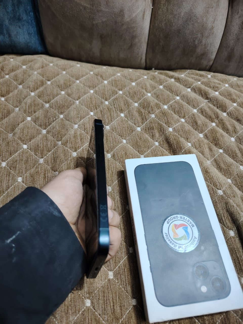 سلام عليكم ايفون ١٣ عادي جهاز شرق اوسط ماستر بطاريه ٩١ ذاكرة ١٢٨  جهاز ممفتوح وتر برو ملحقات كامله سعرها ٥٠٠ وبيه مجال مكان بغداد الحريه رقم *********** بيه واتساب
