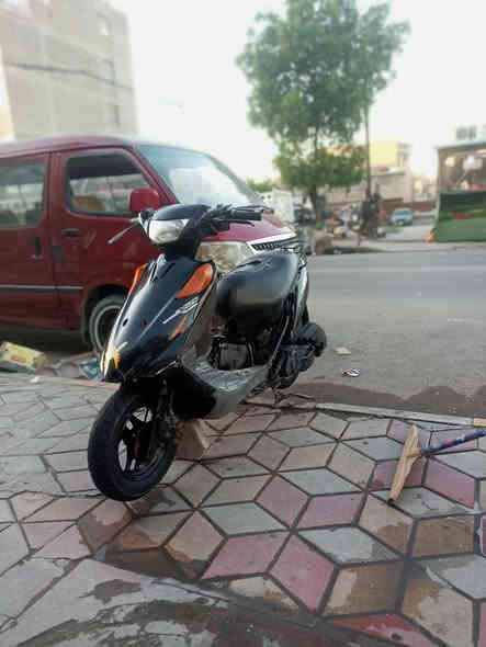 السلام عليكم دراجه ادرس ساسوكي كامله مكمله ما ناقصها شي الدراجه مجفته مره واحده كلشي شغال سلف هندر الدراجه ناقصها بس كفرات مال محرك ولأبقيه كالمله مكمله السعر  200 بيها مجال  المكان بغداد جديده شارع المسبح         الرقم ***********
