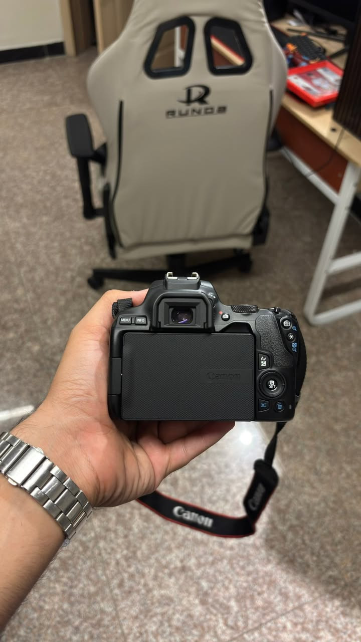 بسم الله
جمعة مباركة
للبيع canon 250d نسخة stm بحالة ممتازة بدون اي خلل

تفاصيل الكاميرا :
Full HD 60fps ,4K تصوير فيديو بدقة
• سنسر كروب فريم 24.1 ميكا بكسل
(Flip Screen) شاشة لمس متحركة بالكامل •
Dual Pixel AF نظام تركيز تلقائي سريع •
• اتصال Wi-Fi وBluetooth لنقل الصور والتحكم بالكاميرا
• خفيفة الوزن وسهلة الاستخدام
• مناسبة للمبتدئين وصناع المحتوى والتصوير الفوتوغرافي

الاستخدام شخصي فقط
سبب البيع للتطوير وعدم التفرع للاستفسار اكثر على الخاص


**إذا كنت صاحب هذا الإعلان وتريد حذفه لأي سبب، رجاءا أرسل رسالة إلى الدعم الفني**