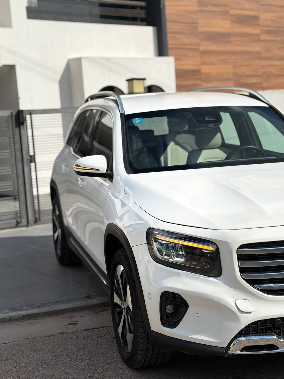 🚗 للبيع
Mercedes-Benz GLB 250 2024

🌍 –  بغداد - حي العدل

•   🛣️  المسافة المقطوعة    ٦ الف 

✅ المواصفات :

المسافة:٦ ألف م

• اللون: ابيض 🖤

• المحرك: 4 سلندر تيربو الوقود: بنزين )

• القير: أوتوماتيك 9 سرعات

• المنشأ: وارد امريكي داخلية جلد 

• كراسي كهرباء متعددة الوضعيات

• صندوق خلفي كهربائي

• شفتات تبديل سرعة على الستيرن

• نظام قيادة مريح ورياضي

• عزل عالي وراحة ممتازة

نظام دخول وتشغيل بدون مفتاح

• شاشة معلومات حديثة

• كاميرا + حساسات أمامية وخلفية

• مثبت سرعة

• نظام فرامل ذكي

• مرايا كهرباء قابلة للطي

• إضاءة LED متطورة

• نظام تكييف أوتوماتيك مزدوج

• نظام أمان متكامل من مرسيدس

السعر / ٢٥ الف دولار


**إذا كنت صاحب هذا الإعلان وتريد حذفه لأي سبب، رجاءا أرسل رسالة إلى الدعم الفني**