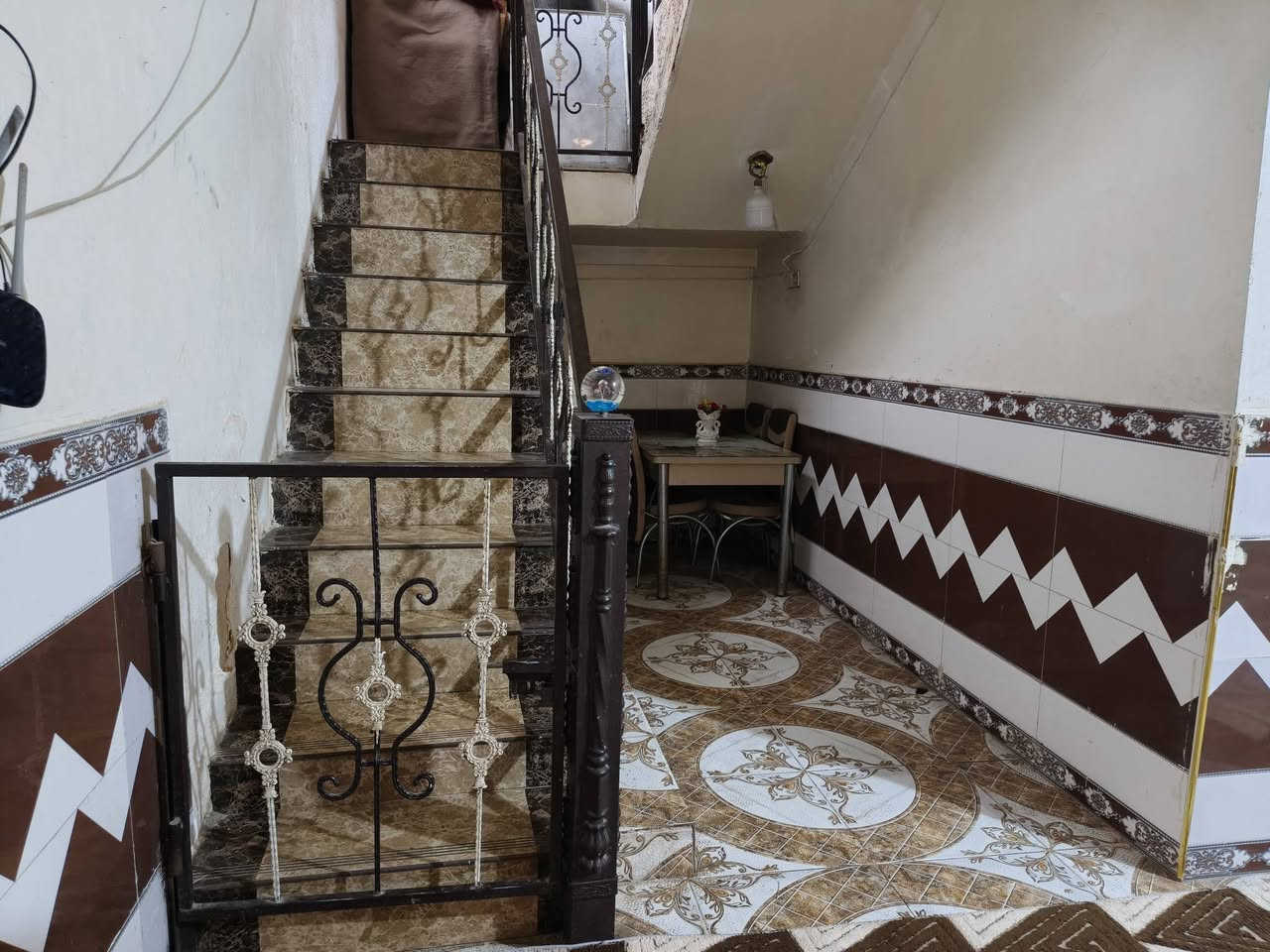 سلام عليكم بيت بحي اسعود مساحه 240 بناء طابوك ارضيه رباط صب  وسكف عكاده ستقبال 8 عرض 4 غرف 2 طول 5 عرض 4 مطبخ طول 7 صاله طول سبعه ونص ***********
