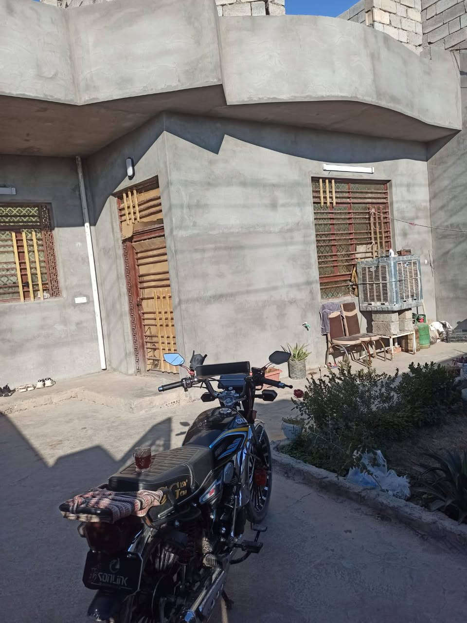 دار سكني للبيع 
سامراء حي اليرموك 
مساحته البيت ٢٥٠متر 
واجهه ١٠متر ونزال ٢٥متر طابق واحد 
والثاني واكف عل صب غرف نوم عدد ٣
وصاله ومطبخ وديوانيه وكراج وصحيات داخليه خارجيه 
للستفسار أكثر الاتصال على الرقم ***********
