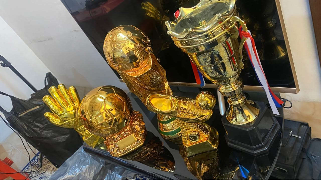 💰 فرۆشتن کۆمەڵێک بەرهەمی وەرزشی بۆ ڕازاندنەوەی ماڵ یان ژووری وەرزشی.

🏆 کەلوپەلەکان بریتین لە:
•  جامی جیهانی (فیفا) 1 دانە🥇
•  تۆپی زێڕینی (بالۆن دۆر) 1 دانە🥇
•  پێڵاوی زێڕینی 1 دانە🥇
•  دەستکێشی زێڕینی 1 دانە🥇
•  جامی خولی پاڵەوانەکانی ئەوروپا 1 دانە🥇
• 20 دانە مەدالیای جۆراوجۆر🎖️

🎯 هەموو پارچەیەک بۆ دیزاین و جوانی ماڵەوەتە، واڵا و ڕووناکییەکی تایبەت بە ژوورەکەت دەبەخشێت.

📦 نرخ بە تەواوەتی (بە کۆمەڵ): 130 هەزار دینار
🔹 نرخ بە دانەیی (تەنها بە کۆمەڵ نافرۆشرێت): 30 هەزار دینار بۆ هەر پارچەیەک

💵 نرخەکە معامەلەی تێدایە.
📲 بۆ کڕین، نامە بنێرە یان پەیوەندی بکە.
—————

💰 للبيع مجموعة رياضية فاخرة لتزيين المنزل أو غرفة الرياضة.

🏆 القطع المتوفرة:
•  تمثال كأس العالم 1🥇
•  تمثال الكرة الذهبية 1🥇
•  تمثال الحذاء الذهبي 1🥇
•  تمثال القفاز الذهبي 1🥇
•  تمثال كأس دوري أبطال أوروبا 1🥇
•  20 ميدالية متنوعة🎖️

🎯 جميع القطع مصممة للديكور والزينة، تضفي لمسة أنيقة ورياضية على غرفتك.

📦 السعر (كامل المجموعة مرة واحدة): 110 ألف دينار فقط
🔹 السعر للقطعة الواحدة (إذا بعت كل قطعة على حدة): 30 ألف دينار

💵 السعر بيها مجال و مفاوضة.
📲 للشراء، راسلني الآن. أربيل, العراق


**إذا كنت صاحب هذا الإعلان وتريد حذفه لأي سبب، رجاءا أرسل رسالة إلى الدعم الفني**