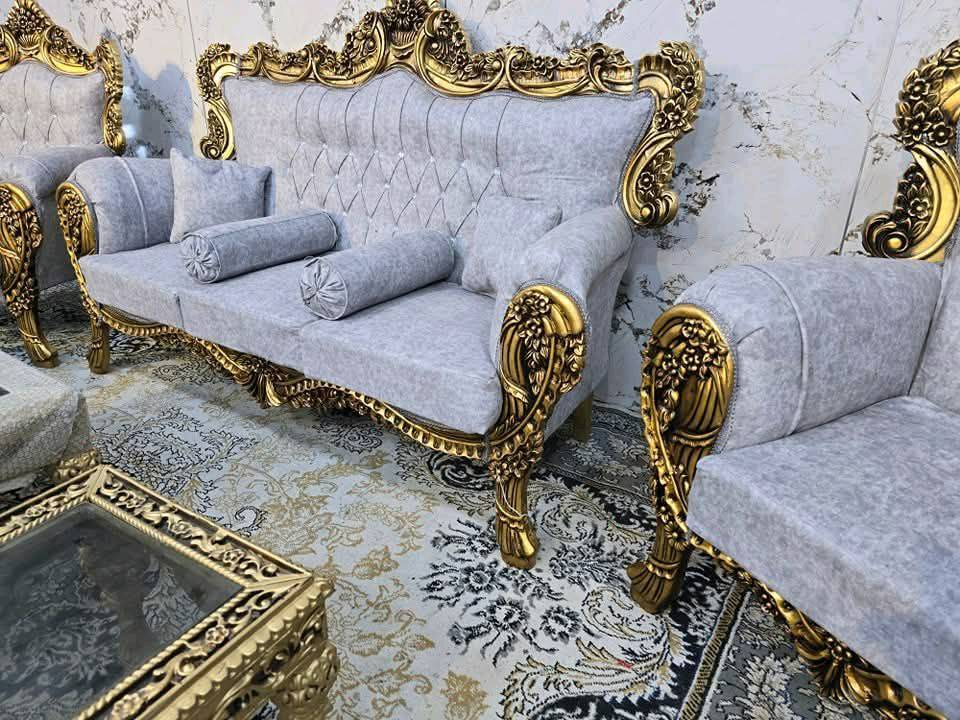 هذا تخم جميل وفخم يتكون من مجموعة كراسي وكراسي مزدوجة مع طاولات زجاجية. يتميز بتصاميمه الرائعة وحفره الذهبي الفاخر الذي يمنحه لمسة من الأناقة. الأقمشة المستخدمة ذات جودة عالية وبألوان متعددة تناسب مختلف الأذواق. مناسب لغرف المعيشة الكبيرة حيث يضفي عليها جمالاً ورونقًا مميزًا. 