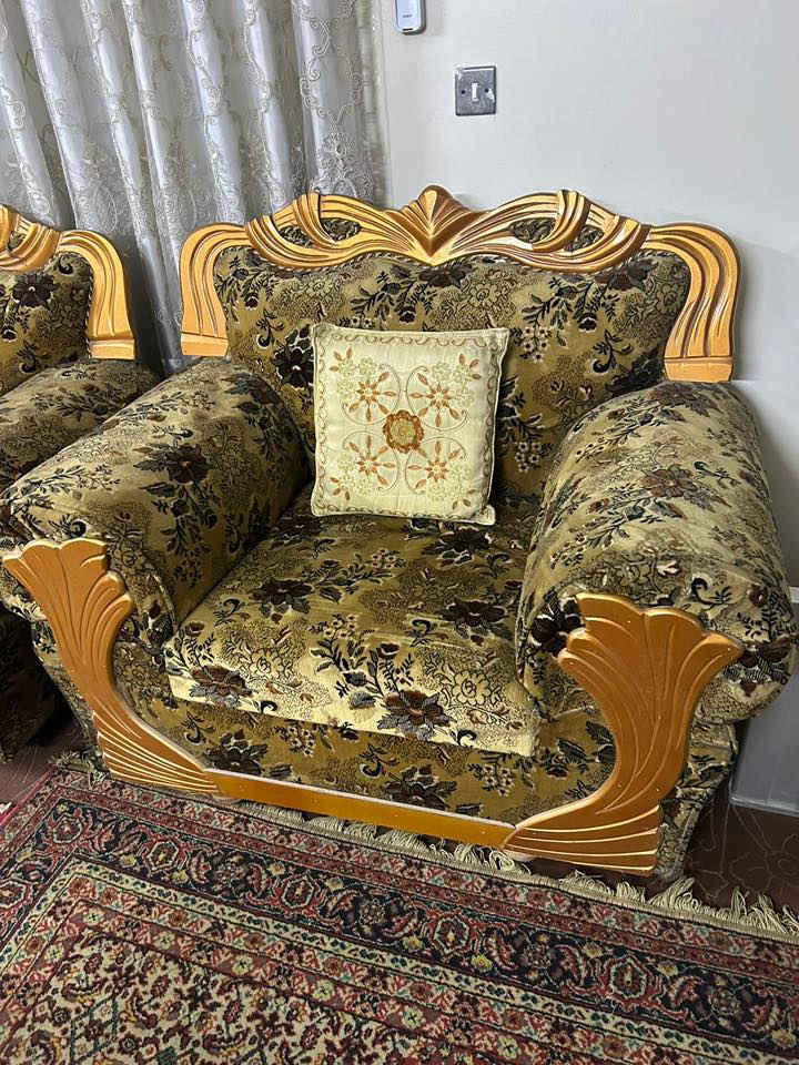 تخم اثاث 10 مقعد بحالة جيدة جداً المكان بغداد الكرخ / الصالحية للتواصل ***********
السعر 350 الف
