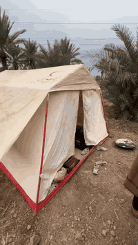 خيمة  نضيفه للبيع
طولها 4 عرضها 3 بيها جادر وتر برو ضد الماء وقماشها قوي نصبتها سهله التفيدة يتواصل وياي واتساب ***********
