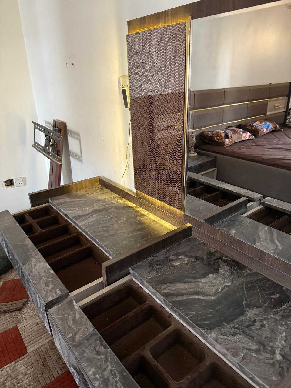 الغرفة مامستخدمة مشدودة بس مامستخدمة بيها انارة بالكنتور  والسرير  والامراية والسرير مخزن والغرفة ضخمة وقوية وتكمه مو واضحة بالصور ومابيها اي ضرر نظيفة جدا وتكدورن تشوفوها مكانها بغداد المنصور وسعرها مليون و١٠٠ وسعر شرائها اغلى بهواايه غرفة راقية
 ***********
