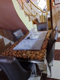 ميز طعام • نضيف • استعمال قليل