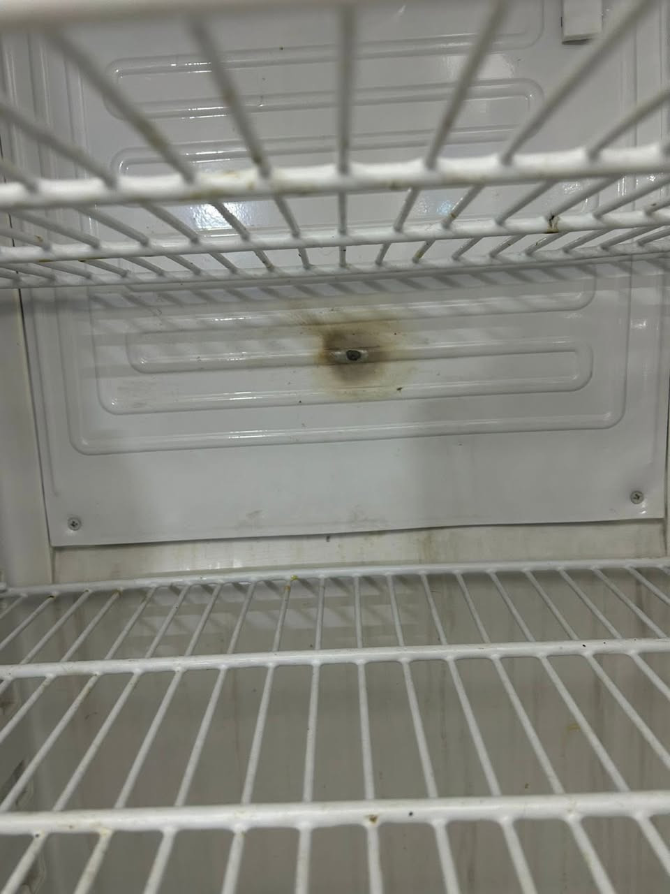 للبيع ثلاجة جبسون فريزها قوي ومابيها اي عطل ولا داخله تصليح شبه جديدة سعر 150 الف ومجال جدا بسيط بيها 
مكان بغداد حي اور 
رقم ***********
