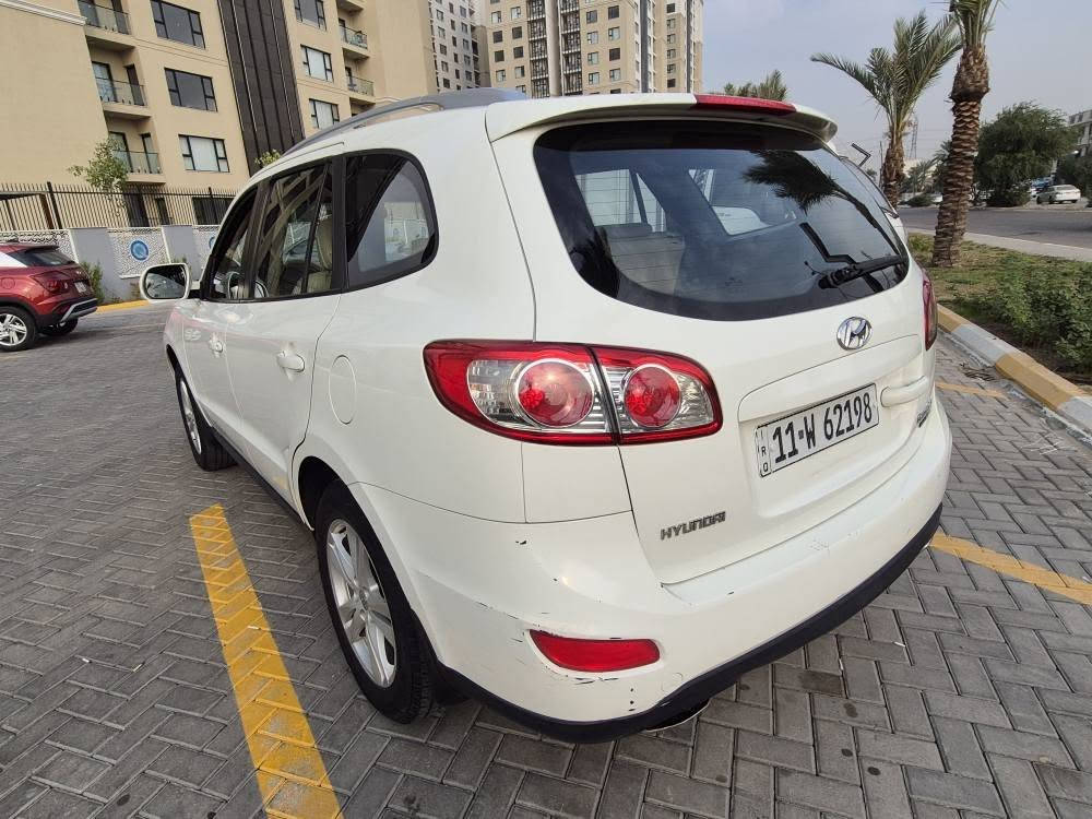 السلام عليكم 
سنتافي 2010 
مواصفات شركة عامة 
مكينة 3500
7 راكب 
3 قطع تبريد 
ماشية 233 الف كيلو 
مكينة وكير ما مفتوحات 
بيها صبغ نص قبق الصندوك 
رقم بغداد الجديد بأسمي 
السعر 153 ومجالها جدا بسيط 
*********** بغداد, العراق
