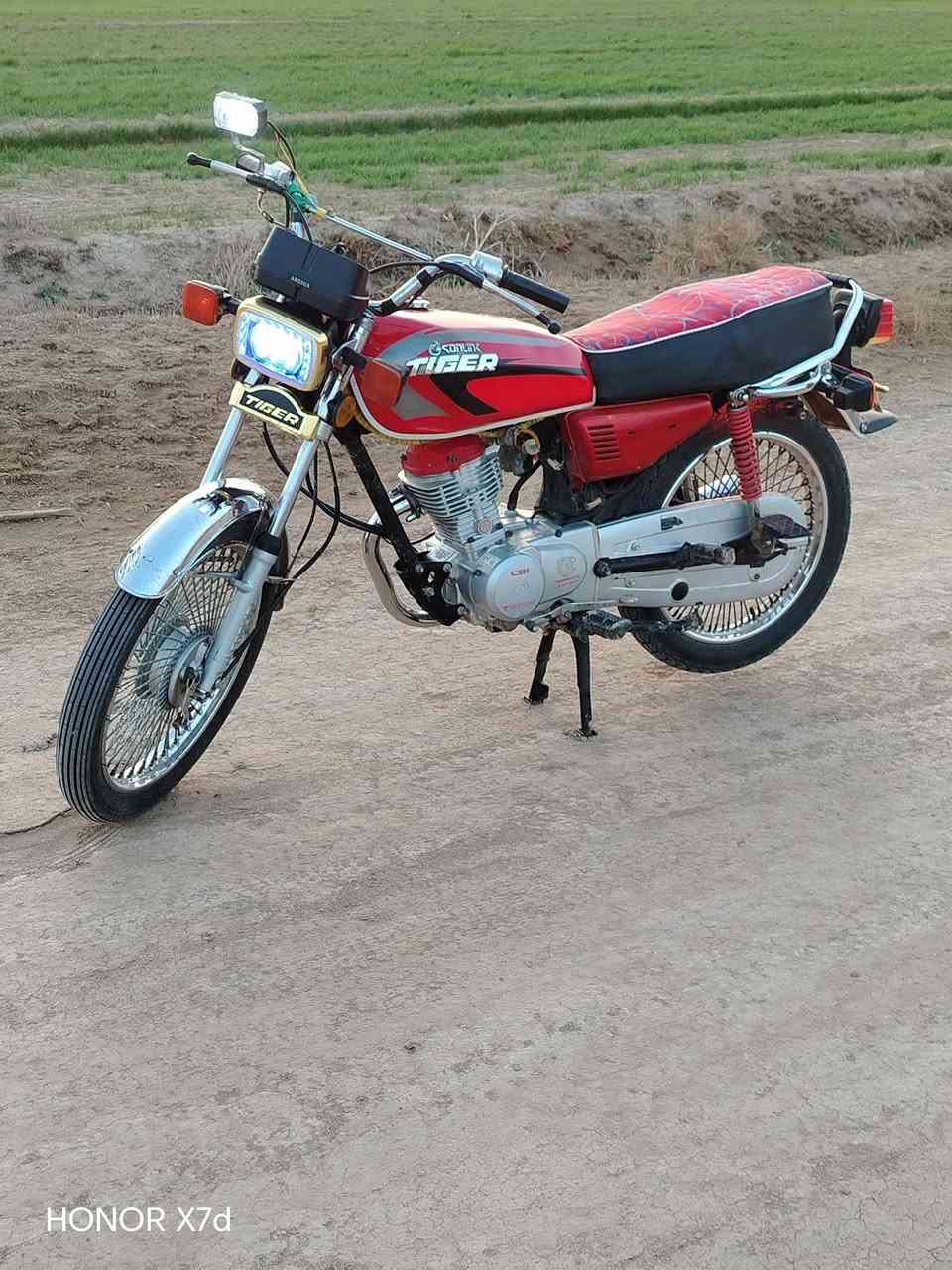 سلام عليكم دراجه للبيع موديل 2021 أوراق كرتونيه ورقه وحده مبدل بس بستم الباقي كفاله عامه وضع شركه متواجد خاص راسل وبيك خير وتدلل السعر 550 وبيها مجال مكاني واسط العزيزيه ***********
