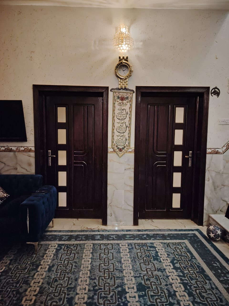 دار للبيع في حي النفط الجديد مجاور لمنطقة ٣٦ شارع السيد.
مساحة ٢٢٠ متراً يطل على شارع عرضه ٢٠ متراً.

طابق أرضي: غرفتان وصالة واستقبال ومطبخ ودورات مياه.
طابق أول: ثلاث غرف وصالة ومجمع دورات مياه.
بناء حديث درجة أولى.

موقع المكتب السماوة إسكان مقابل صيدلية رواد. 

‭٠٧٨٠ ٨١١ ٩٧٦٣
