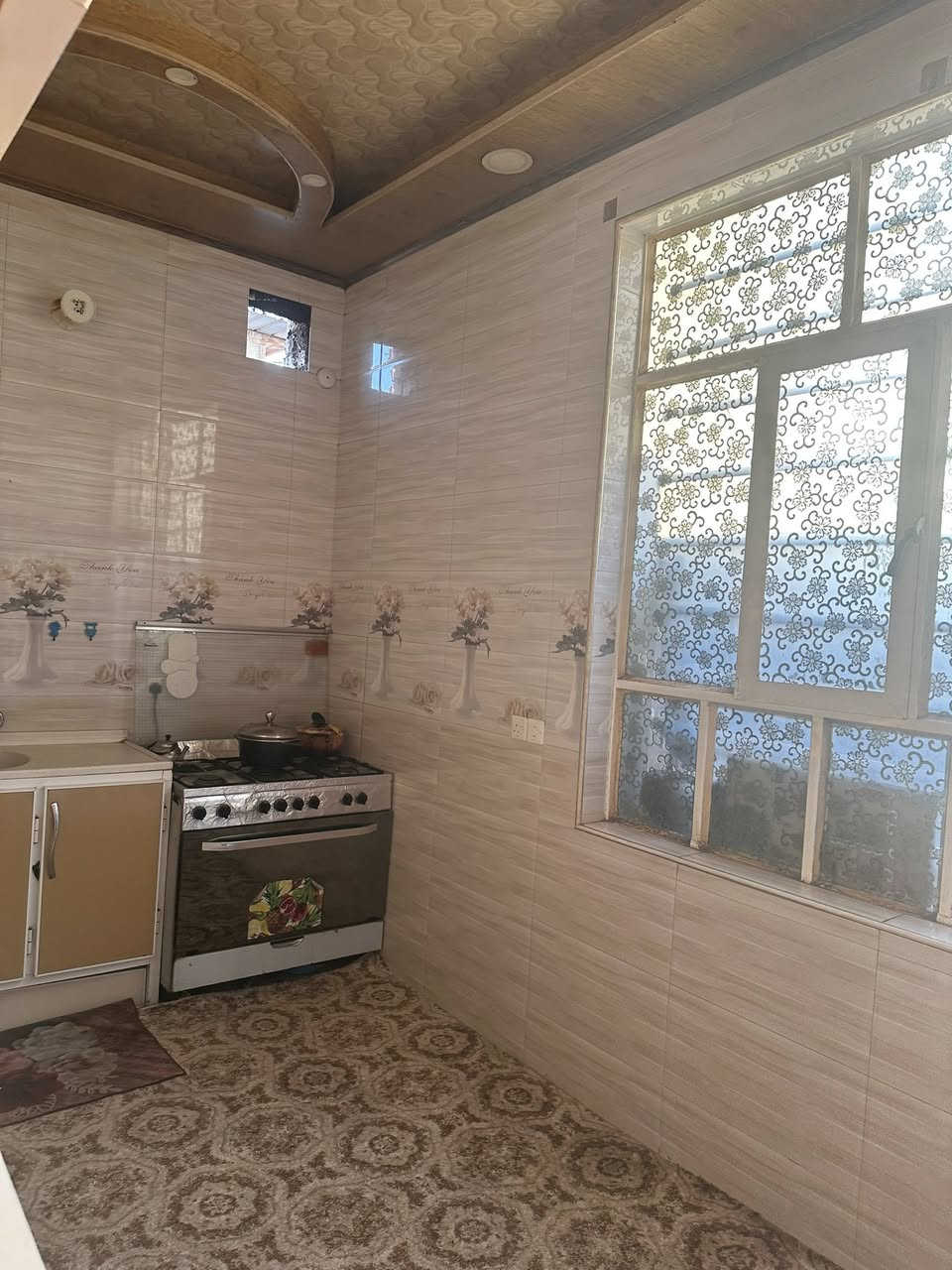 اللهم صل على محمد وال محمد 
نص بيت ركن بناء جديد.   على ساحه 
للبيع مساحه. ٨٠ متر. 
الطابق الأولى يحتوي. استقبال وصاله وغرفه جوه وتخاريج داخليه وخارجيه. 
ومطبخ والطابق الثاني ما كامل.  
 
📞***********
علي العذاري للعقار.
