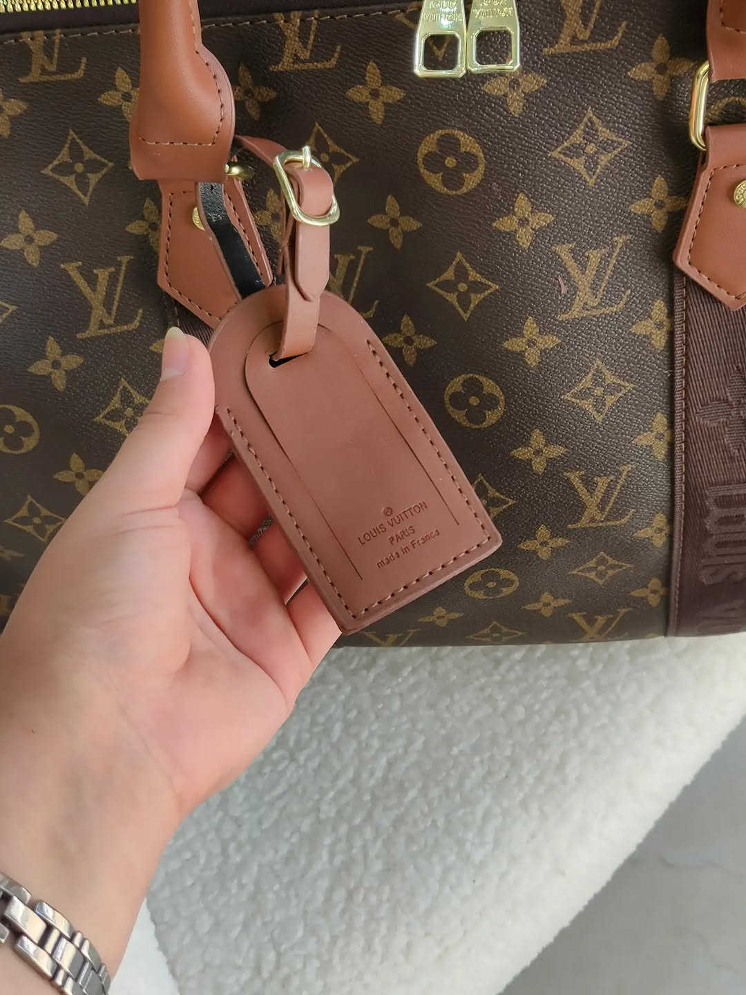 ✨ إذا تدورين على جنطة تشيل كل أغراضج وبنفس الوقت شكلها راقي... هاي هي!
👜 حقيبة ماستر كوالتي 
▪️ حجم كبير جدًا جدًا، ترهم حتى للسفر 
▪️ الجلد سوفت ويجنن 
▪️ القاعدة ثابتة ▪️ طلاء السحاب ثابت 
▪️ يجي وياها ميدالية وسير إضافي طويل 
▪️ متوفرة بـ 3 دزاينات وألوان مميزة
💰 السعر: 35 ألف دينار 
🚚 التوصيل لجميع محافظات العراق: 5 آلاف
 📸 التصوير حقيقي من داخل المحل ✨
للطلب والاستفسار راسلونا بالدايركت 💌


**إذا كنت صاحب هذا الإعلان وتريد حذفه لأي سبب، رجاءا أرسل رسالة إلى الدعم الفني**