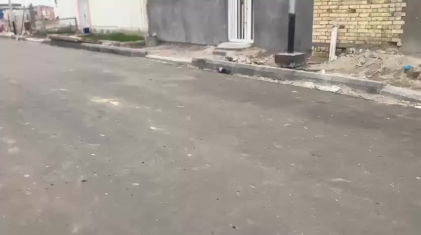 سلام عليكم بيت للبيع العنوان القرية العصرية قرب مخازن الكهرباء المساحة 200 متر  ، البيت جاهز من كلشي يتكون من استقبال واسع  وممر ومطبخ وصالة وثلاث غرف 2 اكبار واحده صغيره  السعر 45 مع مجال قليل الرقم للتواصل اتصال واتساب  فقط ***********
