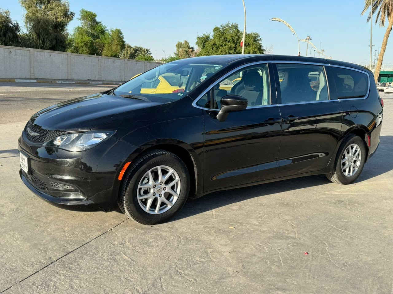 السلام عليكم 
🚐 للبيع Chrysler Voyager 2023
📍 الموقع: بغداد – الكاظمية
🚗 الممشى: 24 ألف كم
💰 السعر235 قابل للتفاوض بالمعقول
📞 الهاتف: ***********
✔️ محرك 3.6 لتر V6 قوي واقتصادي
✔️ قير أوتوماتيك 9 سرعات
✔️ 7 ركاب 
✔️ مكيف أمامي وخلفي ❄️
✔️ شاشة وسطية + بلوتوث
✔️ كاميرا خلفية
✔️ تحكم بالمقود
✔️ زجاج المرايا كهربائية
✔️ وسائد هوائية + ABS + مانع انزلاق
✨ السيارة عائلية ومريحة جداً
✨ نظيفة واستعمال خفيف
