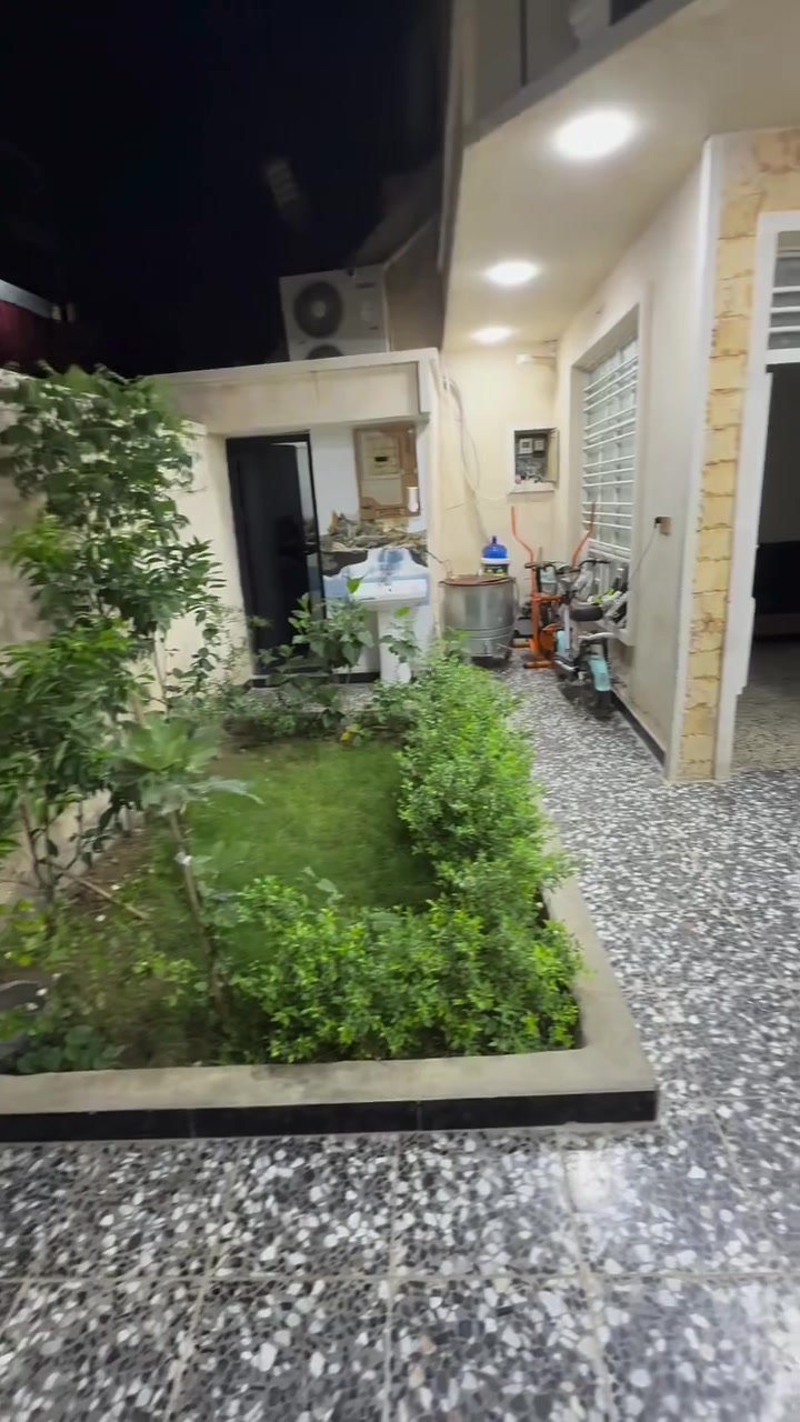السلام عليكم
 بيت زراعي مساحة 200 متر   منطقة الحبيبيه  قرب تقاطع الكهرباء بضهر حيدر ابو الشربت  قريب عل شارع العام  البيت  يتكون من استقبال و 6 غرف نوم  وصالة + مطبخ و3 حمامات ***********
