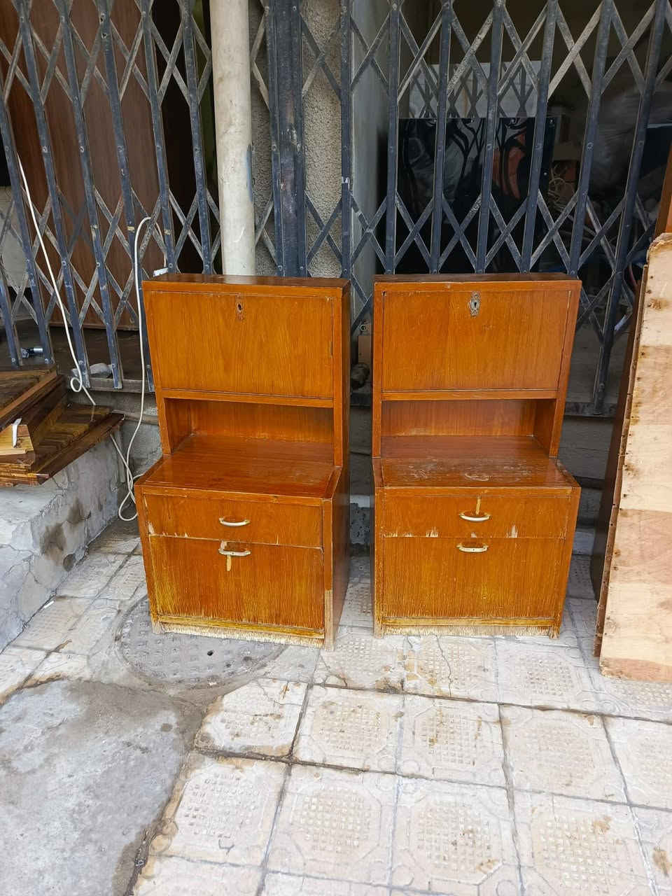 سلام عليكم شباب غرف اخشاب للبيع الصاج القديم ثكيله كلش غرف نضيفه نقصها جربايه الكنتور 5 ابواب سعرها 400 وبيها مجال وعندي كنتور مو ويه الغرفه 4 ابواب هم نضيف بس نقصه ضهر ويدات انطيك ويا معاكسات يترتبن يصيرن ضهر للاستفسار *********** مكان بغداد
