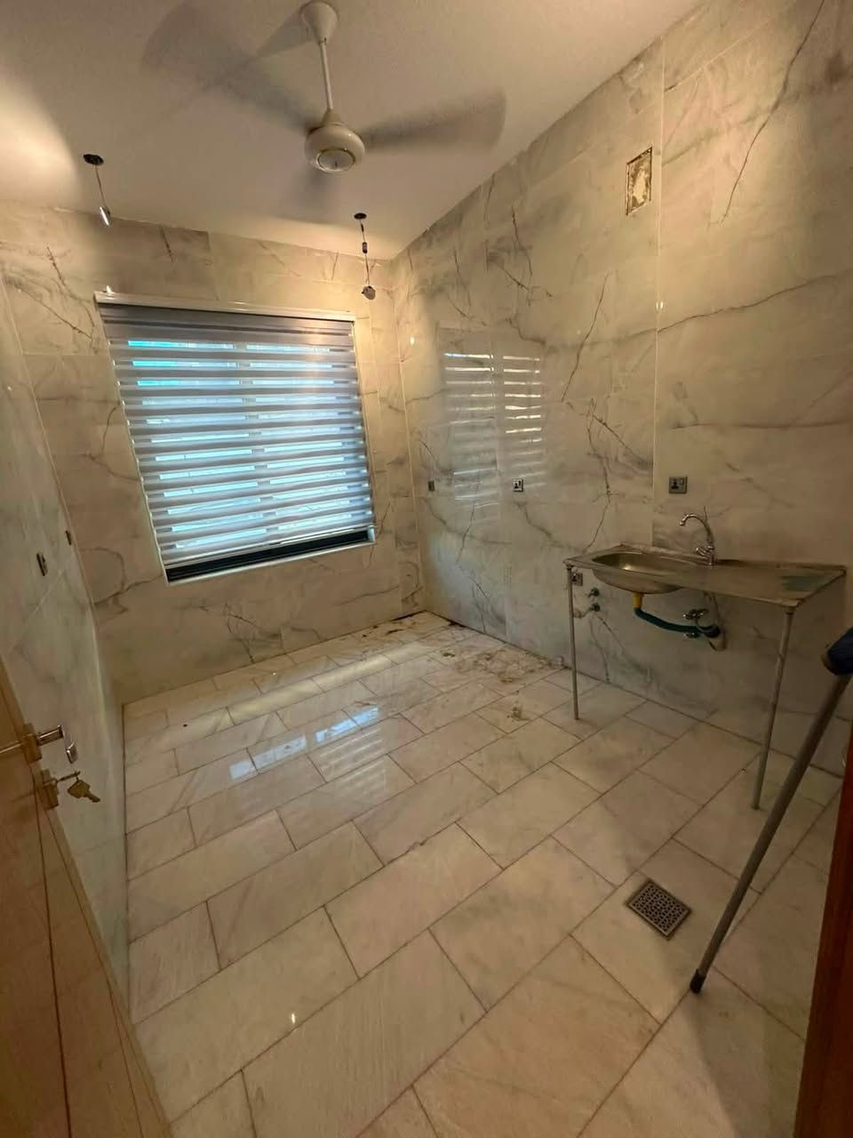 🏡 مكتب البيت الملكي 🏡

للإيجار – ثلاث وحدات سكنية زيرو

مواصفات كل وحدة:

* غرفتان نوم
* صالة
* مطبخ
* حمام

الأسعار:

* الطابق الأرضي: 850
* الطابق الثاني: 750
* الطابق الثالث: 700

📍 موقع المكتب:
السيدية – الضباط – شارع المركز 

📞 للاستفسار والتواصل:
***********
